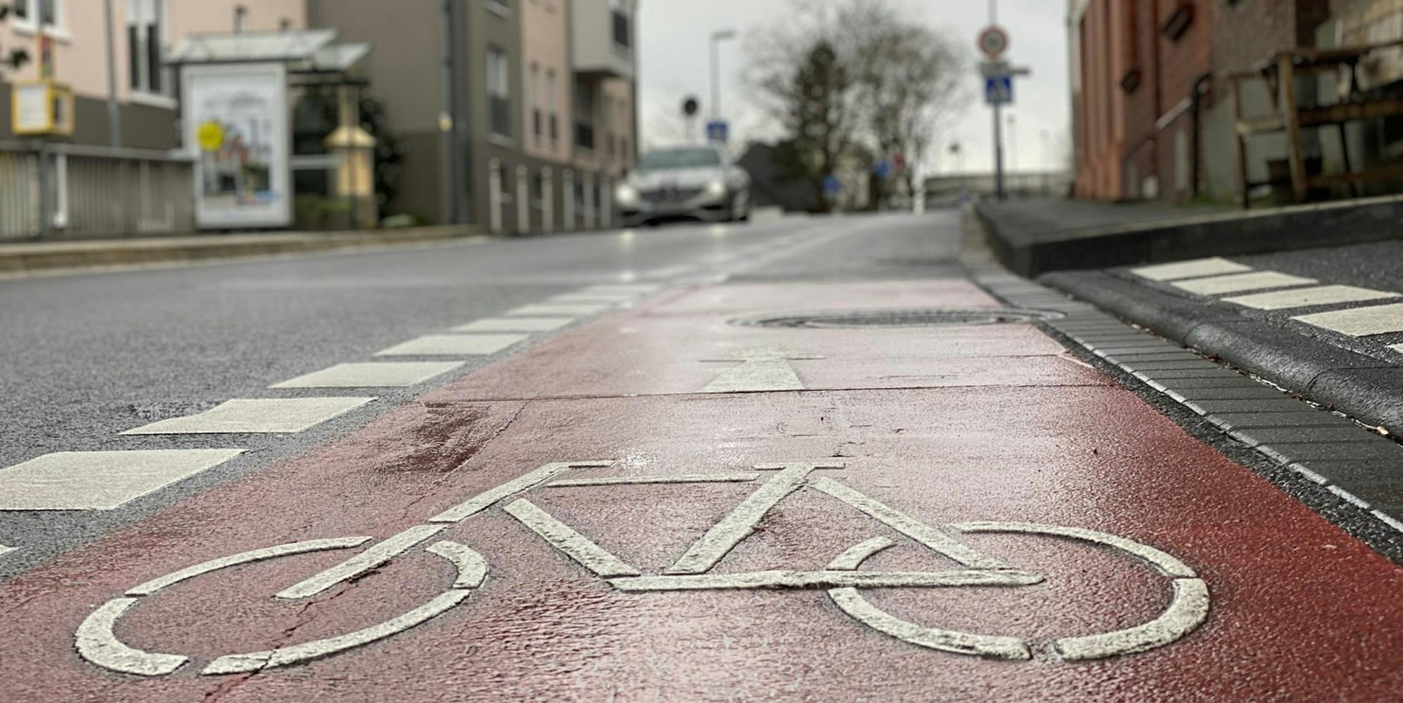 Die enge, in Teilen abschüssige Schulstraße soll für Radfahrer und Fußgänger sicherer werden.