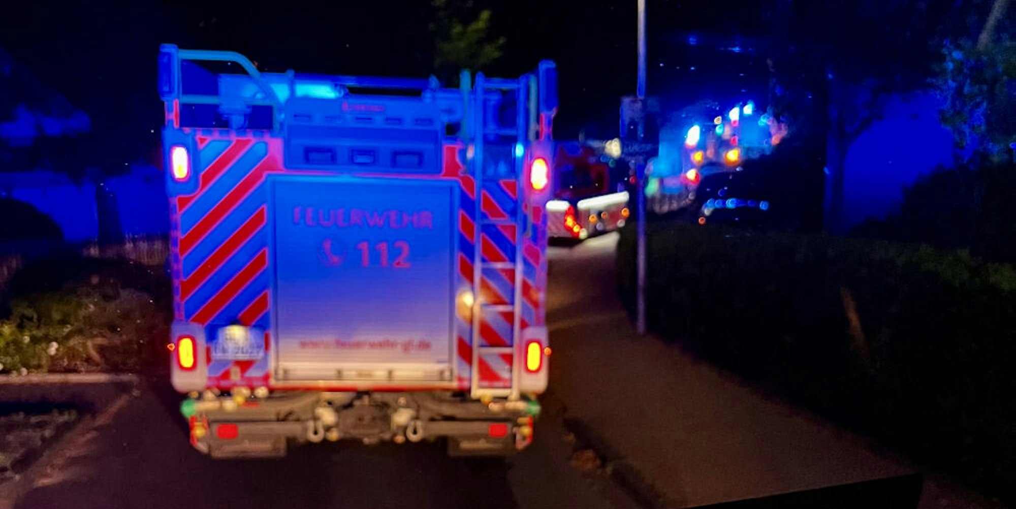 Brandgeruch im Vinzenz-Pallotti-Hospital: Mit knapp 50 Einsatzkräften und 16 Fahrzeugen rückte die Feuerwehr an.