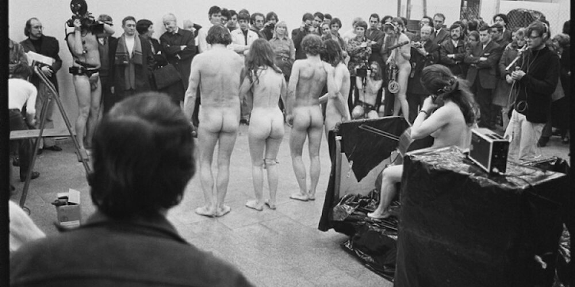 Aktion in der Kölner Ausstellung Happening & Fluxus, 1970-1971