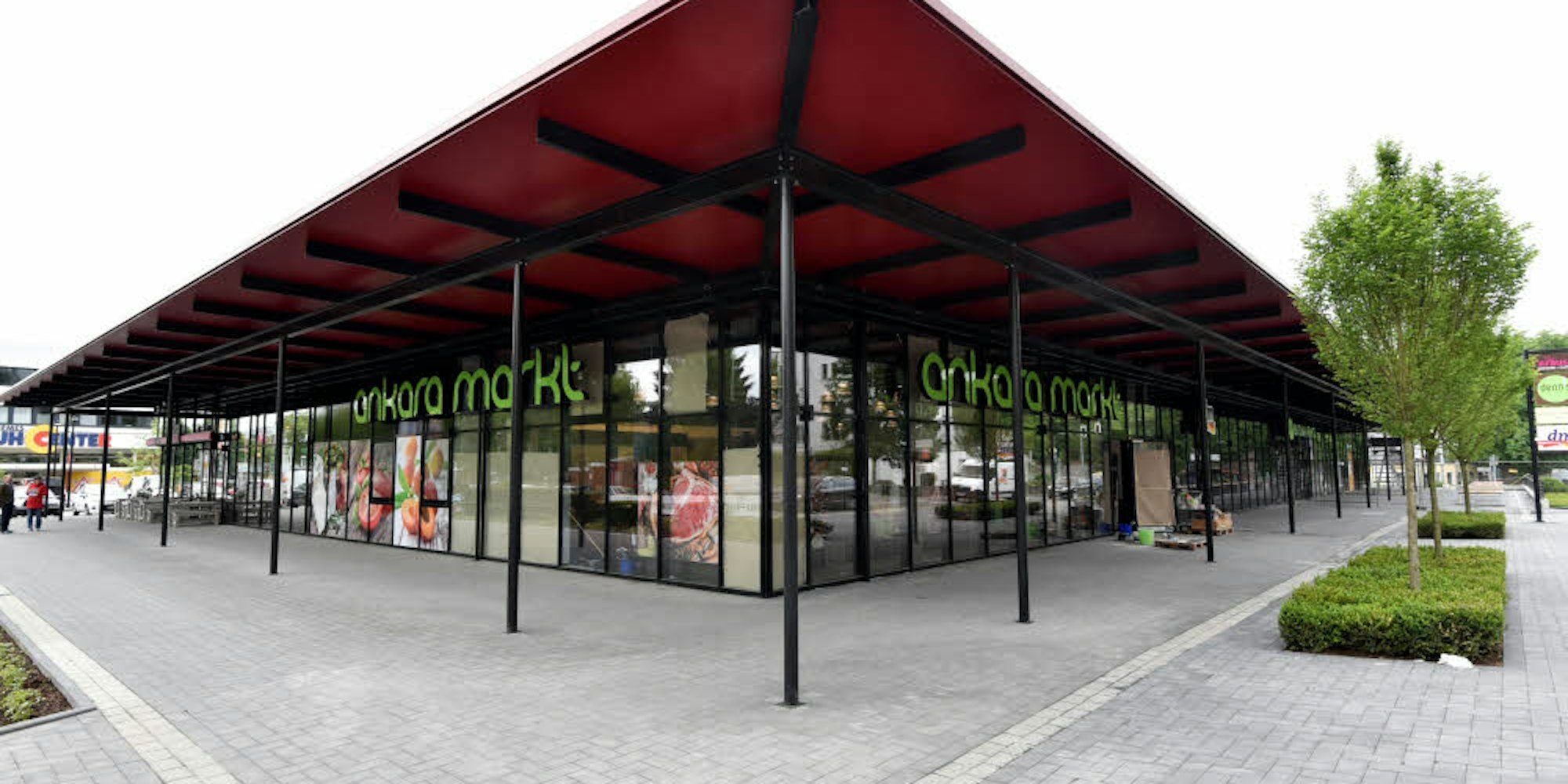 Der Platz an der Hauptstraße in Gronau hat ein neues repräsentatives Aussehen erhalten.