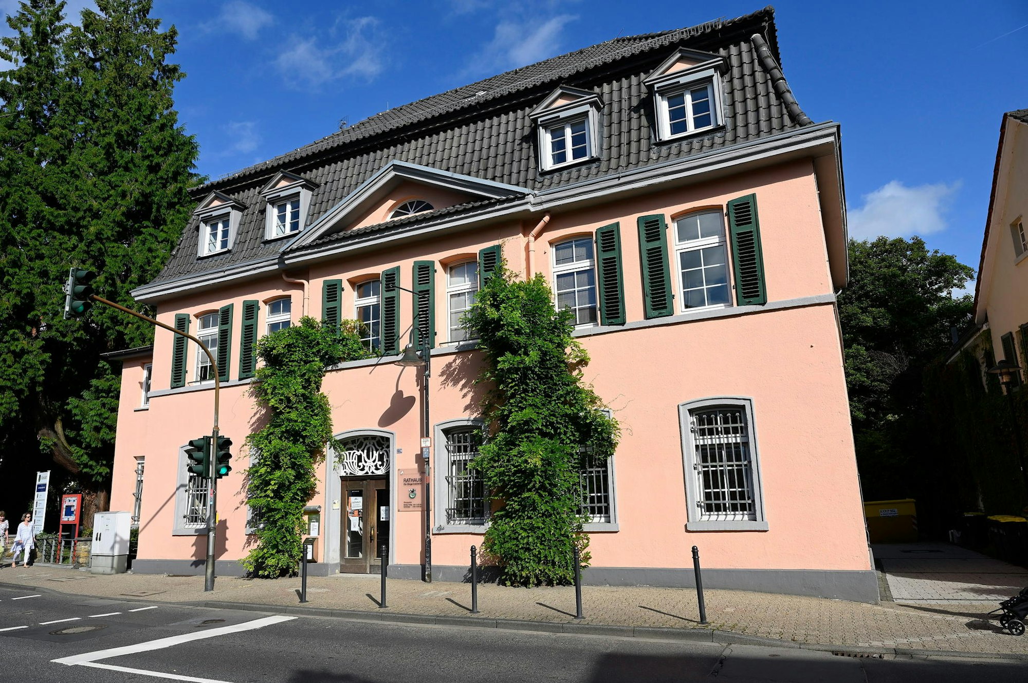Das Rathaus in Hoffnungsthal war früher einmal ein schlichtes Schulhaus. Wieder aufgebaut wurde es als „Barockschlösschen“.