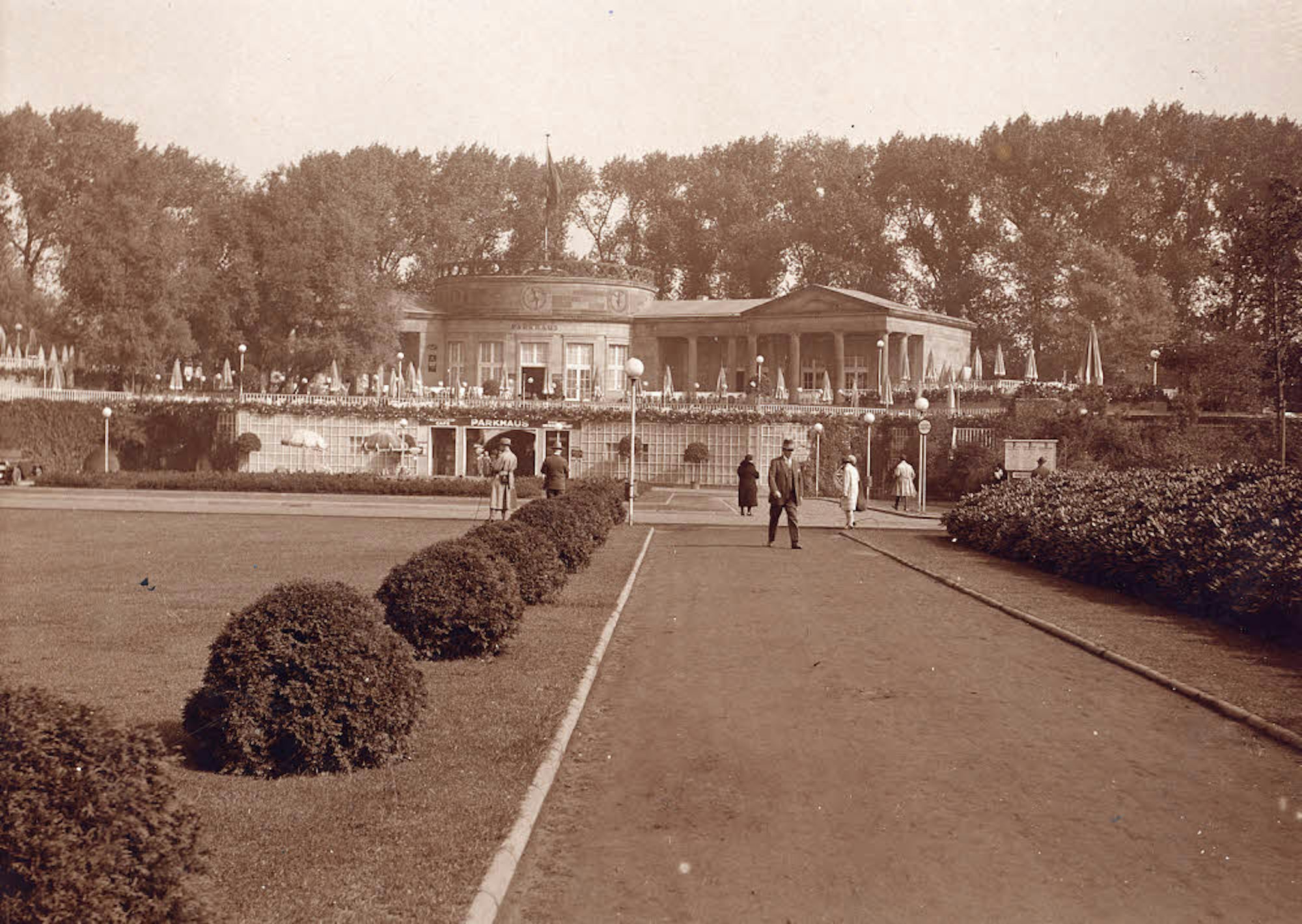 Das „Teehaus“ wurde nach dem Ersten Weltkrieg in „Parkhaus“ umbenannt.