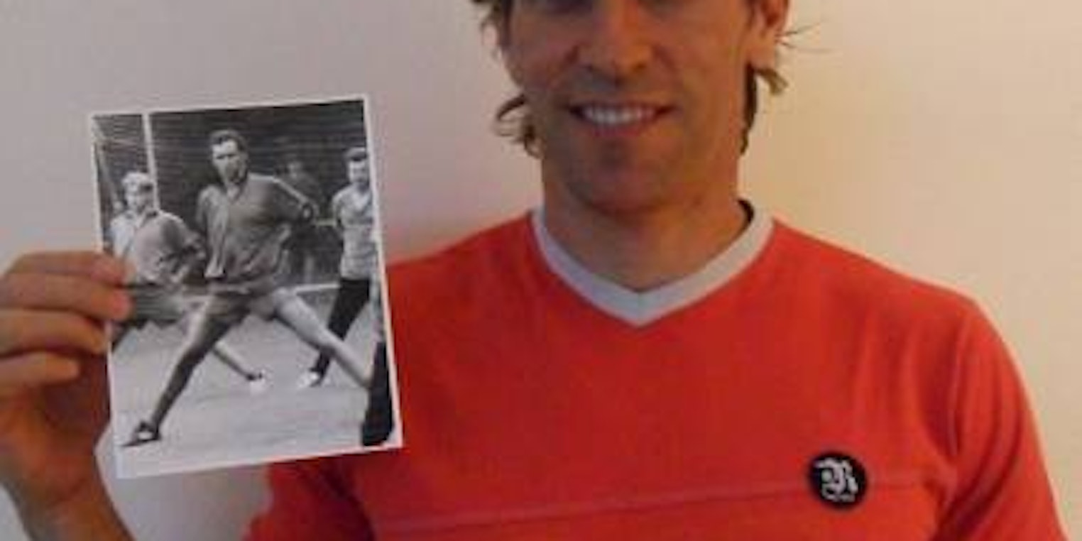 Christian Dollberg zeigt ein Foto aus seiner Zeit beim 1. FC Köln. (Bild: C. Krämer)