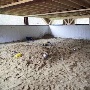 Durch die Überdachung vor der Witterung geschützt, können die Kinder sich im neuen Sandkasten nach Herzenslust austoben.