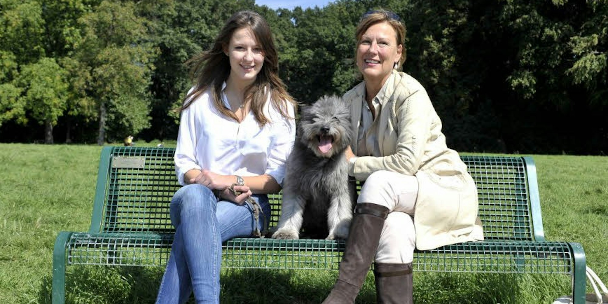 „Für Désirée und Cookie“: Eine der ersten Bänke spendete Beatrice Bülter 2007 selber. Sie widmete die in der Grünanlage Am Nordfeld aufgestellte Bank Tochter und Hund. (Foto: Meisenberg)