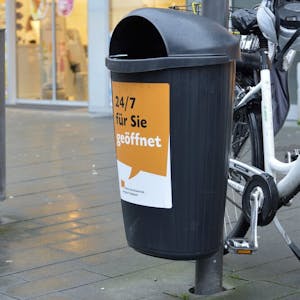 In direkter Konkurrenz in der Gladbacher Innenstadt: Links der Mülleimer, der im Wettbewerb als passend und hochwertig für die Fußgängerzone befunden wurde – rechts der Plastikmülleimer, der funktional den Unrat aufnehmen soll.
