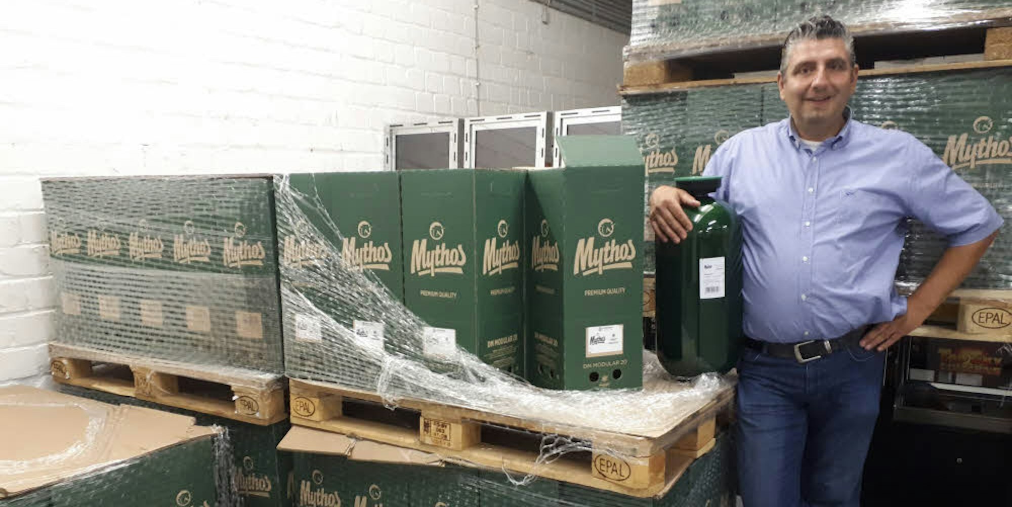 In Kunststoffkartuschen wird das griechische Bier importiert. Kostas Boidanidis glaubt eine Marktlücke entdeckt zu haben.
