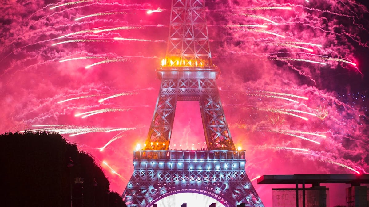 Nachtfotos vom Eiffelturm können teuer werden: In manchen Fällen verlangen Urheber für die Verbreitung von Fotos öffentlicher Bauwerke Geld.