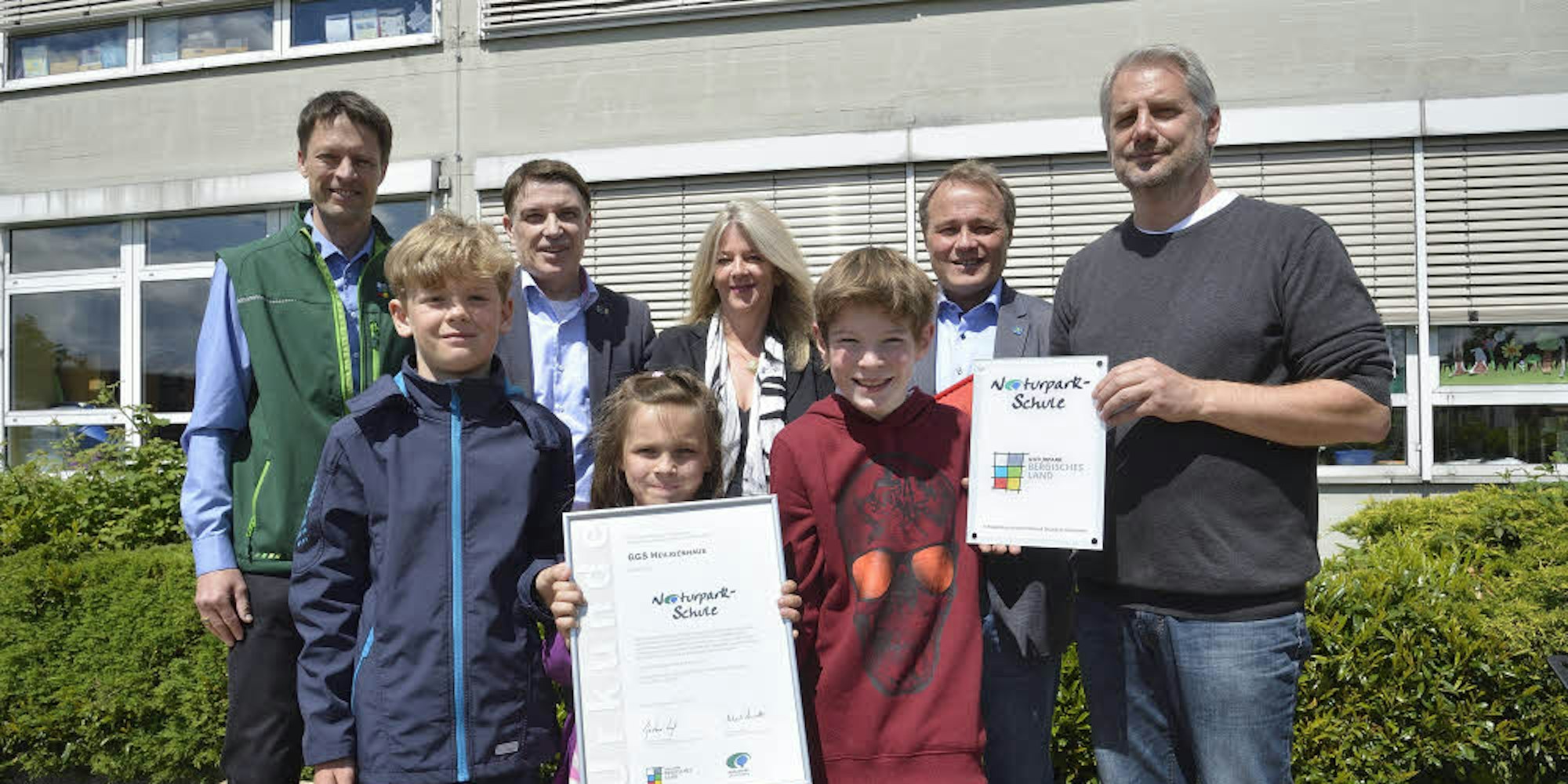 Stolz zeigen Schüler und Lehrer das Zertifikat als Naturparkschule. Auch Bürgermeister Jörg Weigt (2. v. r.) gratulierte.