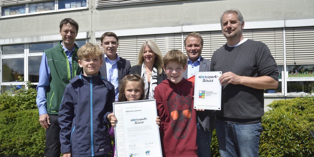 Stolz zeigen Schüler und Lehrer das Zertifikat als Naturparkschule. Auch Bürgermeister Jörg Weigt (2. v. r.) gratulierte.