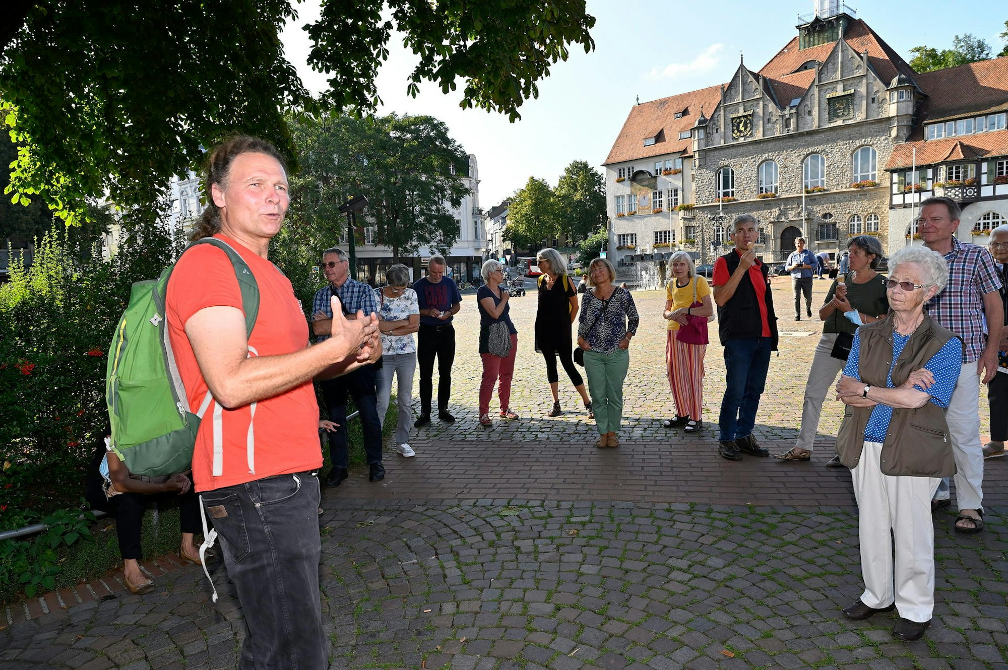 Auf dem Konrad-Adenauer-Platz entdecken die Besucher mit Wolfgang Stöcker unbekannte Details.
