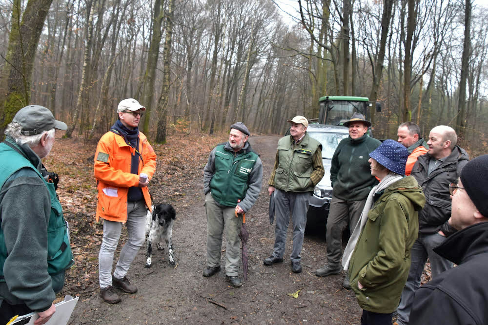 Ansgar Leonhardt (2. v. l.) erläutert den Vorständen der Forstbetriebsgemeinschaften, wie bei der Waldinventur vorgegangen wird.
