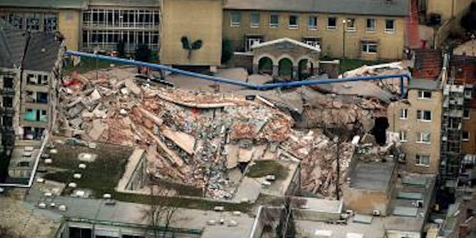 Stürzt auch Ikarus? Die Skulptur am schwer beschädigten FWG- Gebäude blickt genau auf die Archiv- Trümmer. (Bild: dpa)