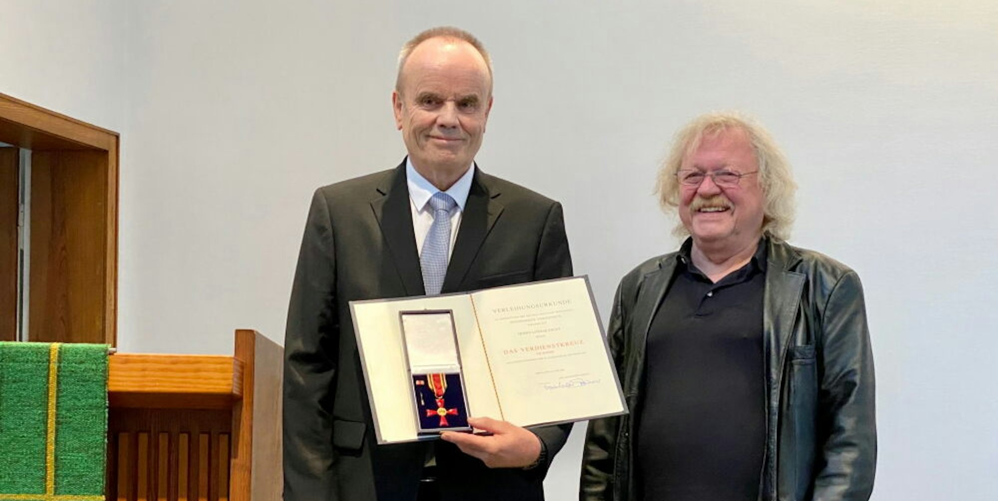 Der Hürther Lothar Ebert (l.) erhielt das Bundesverdienstkreuz am Bande von Vize-Landrat Horst Lambertz.