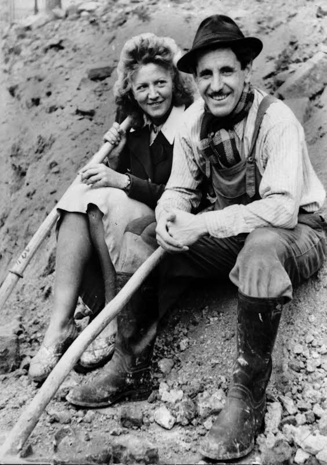 Willy mit Schwester Lucy 1945.