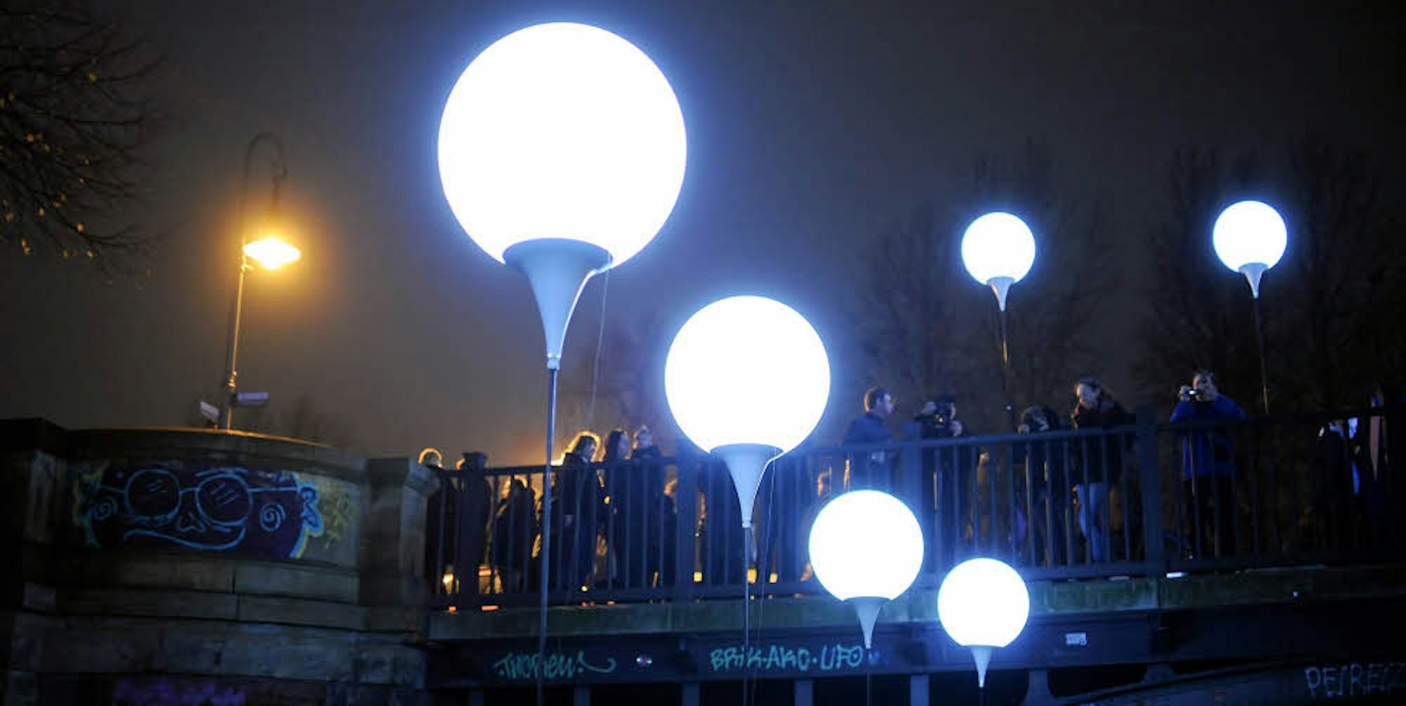 7000 leuchtende Ballons zeichnen zum 25. Jahrestag des Mauerfalls 2014 den Verlauf der einstigen Grenze nach.