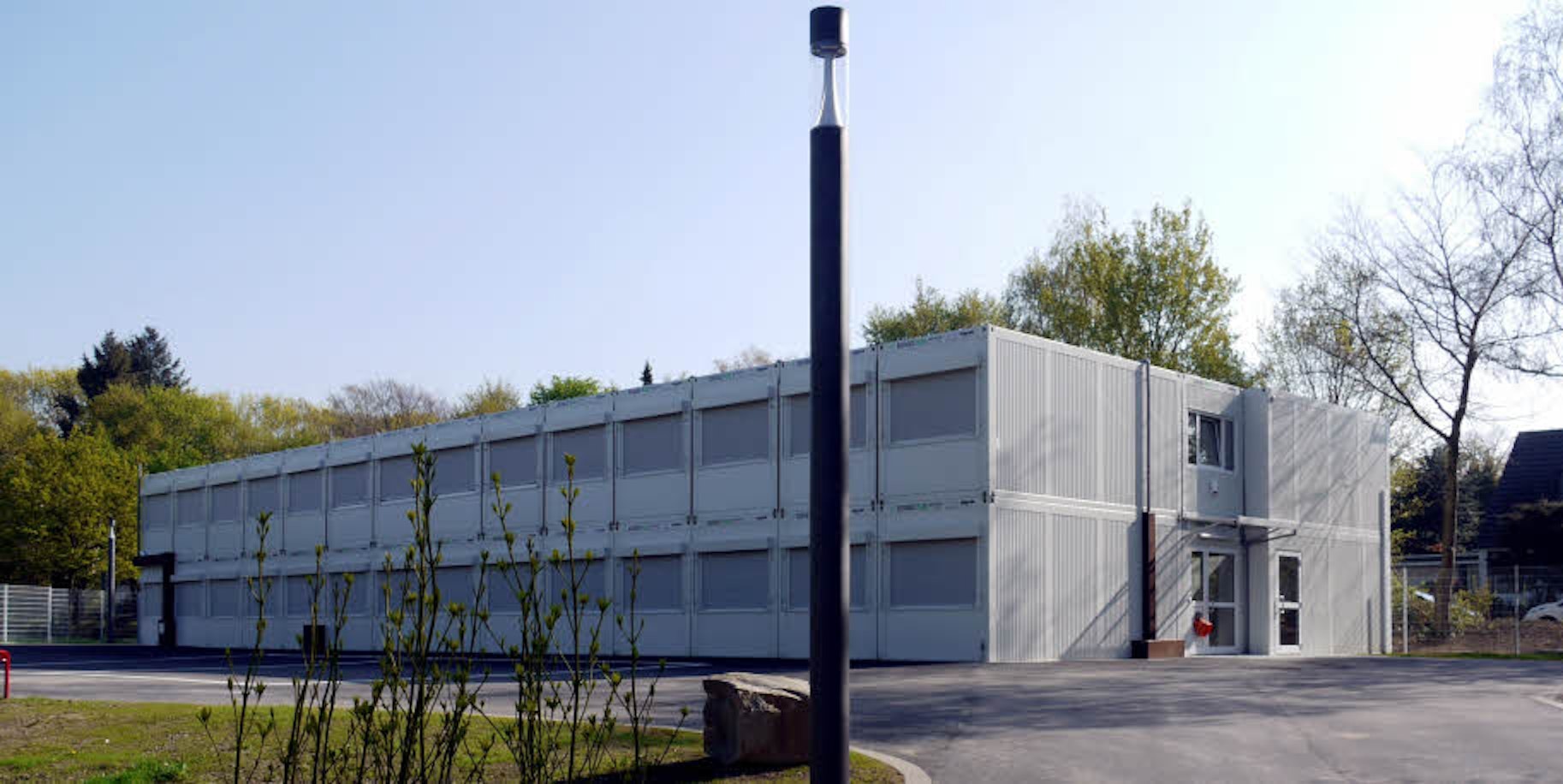 Die in der Grünanlage „An der Fock“ aufgestellten Schulcontainer können in absehbarer Zeit noch nicht genutzt werden.