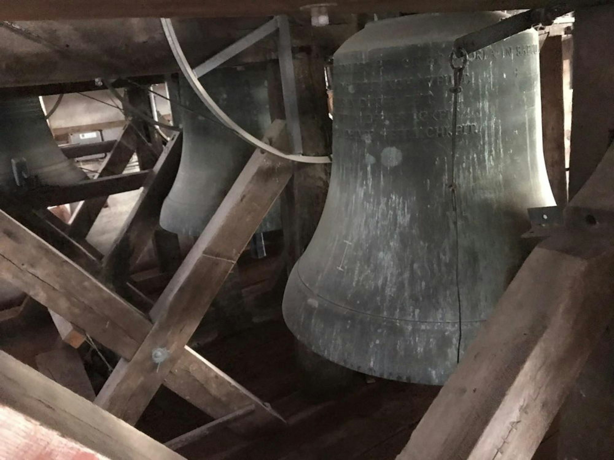 Die Glocken im Turm von St. Kilian läuten nicht nur zum Gottesdienst, sondern verkünden auch die Zeit.
