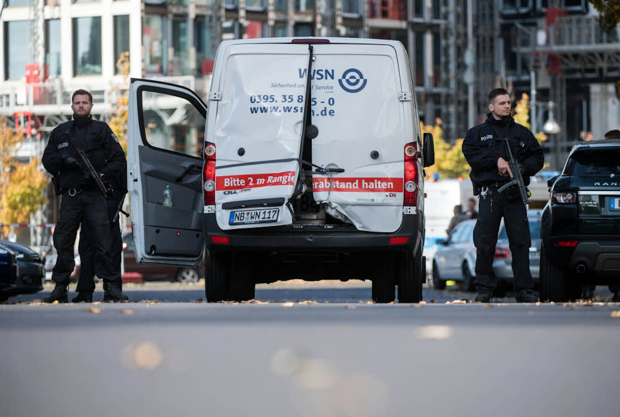 Berliner Polizisten sichern den Geldtransporter, der im Oktober 2018 überfallen und ausgeraubt wurde. 