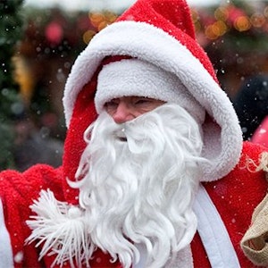 Der Nikolaus besucht im Dezember auch die Kölner Wochenmärkte um sich gemeinsam mit den Händlern für die Treue der Kunden zu bedanken.