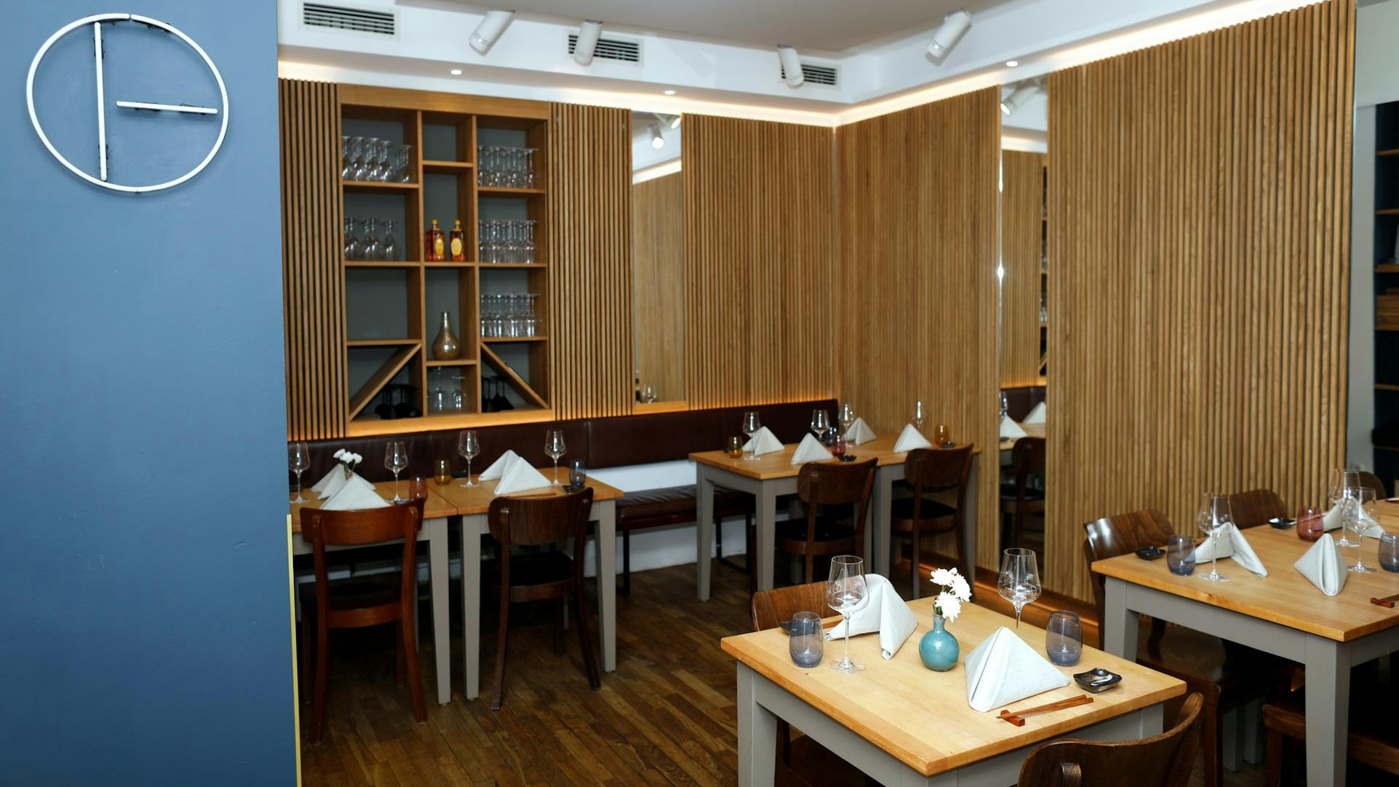 Die Räumlichkeiten des Restaurants Ito, zu sehen sind gedeckte Tische, der Stil ist schlicht und modern.