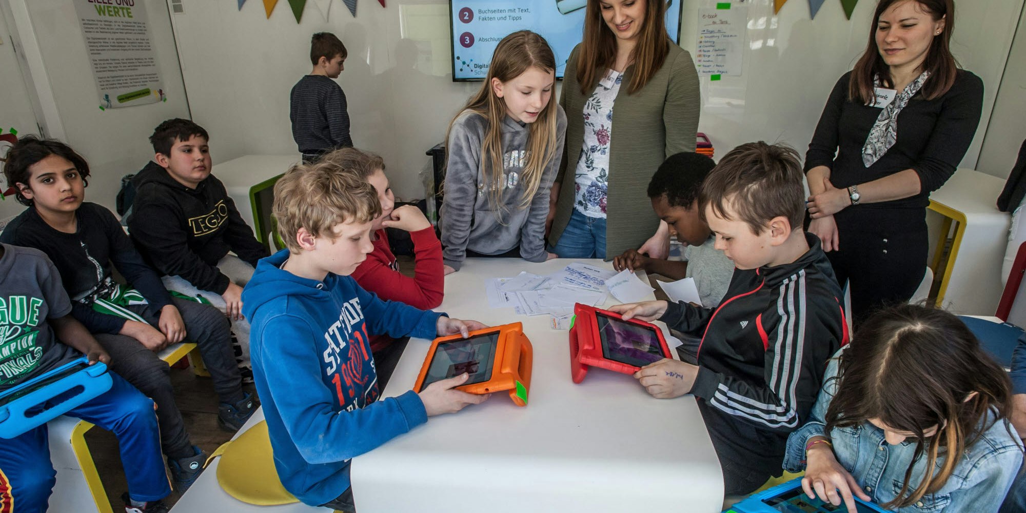 Die Klasse 4b der Grundschule Heinrich-Lübke-Straße konnte in der Digitalwerkstatt mit Apps und Tablets lernen.