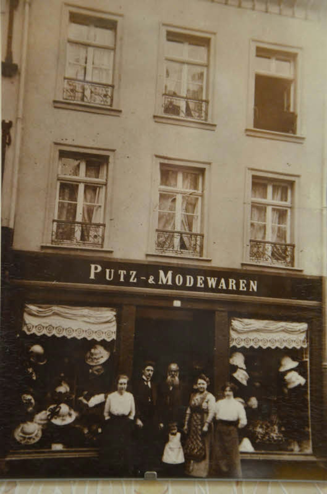 „Putz- und Modewaren Fußel“ eröffnete 1906. Heute sieht die Fassade anders aus.