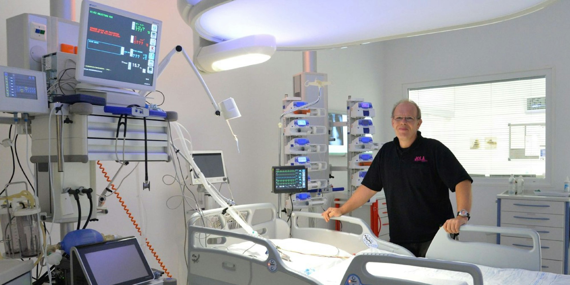 Die Rösrather Firma Jola-Rent bietet Ausrüstung für Dreharbeiten an, darunter einen komplett ausgestatteten Raum für Krankenhausserien.