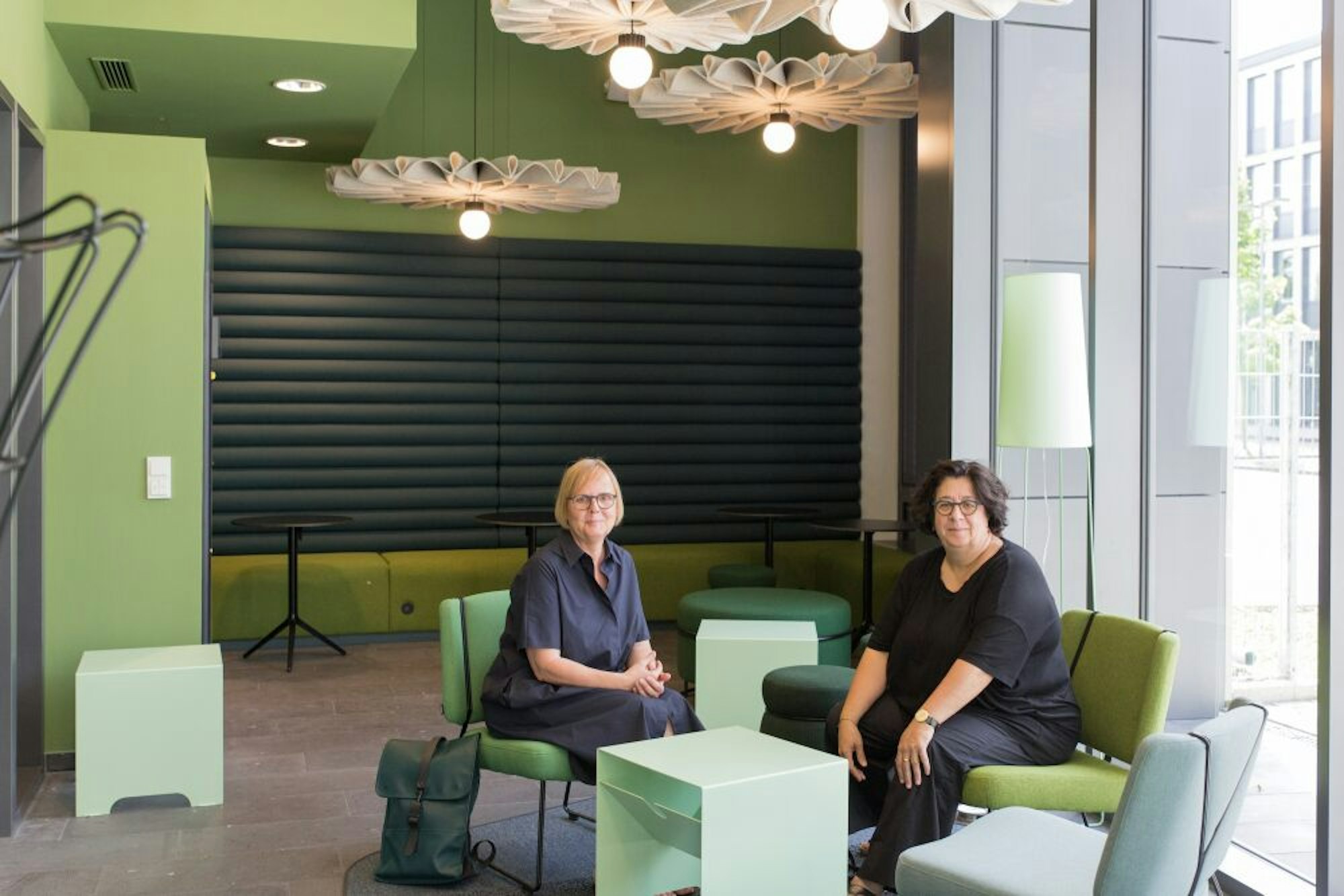 Für die Gestaltung der Campus-Bibliothek sind die Innenarchitektinnen Sabine Altrogge (gr. Foto, l.) und Andrea Weitz verantwortlich.