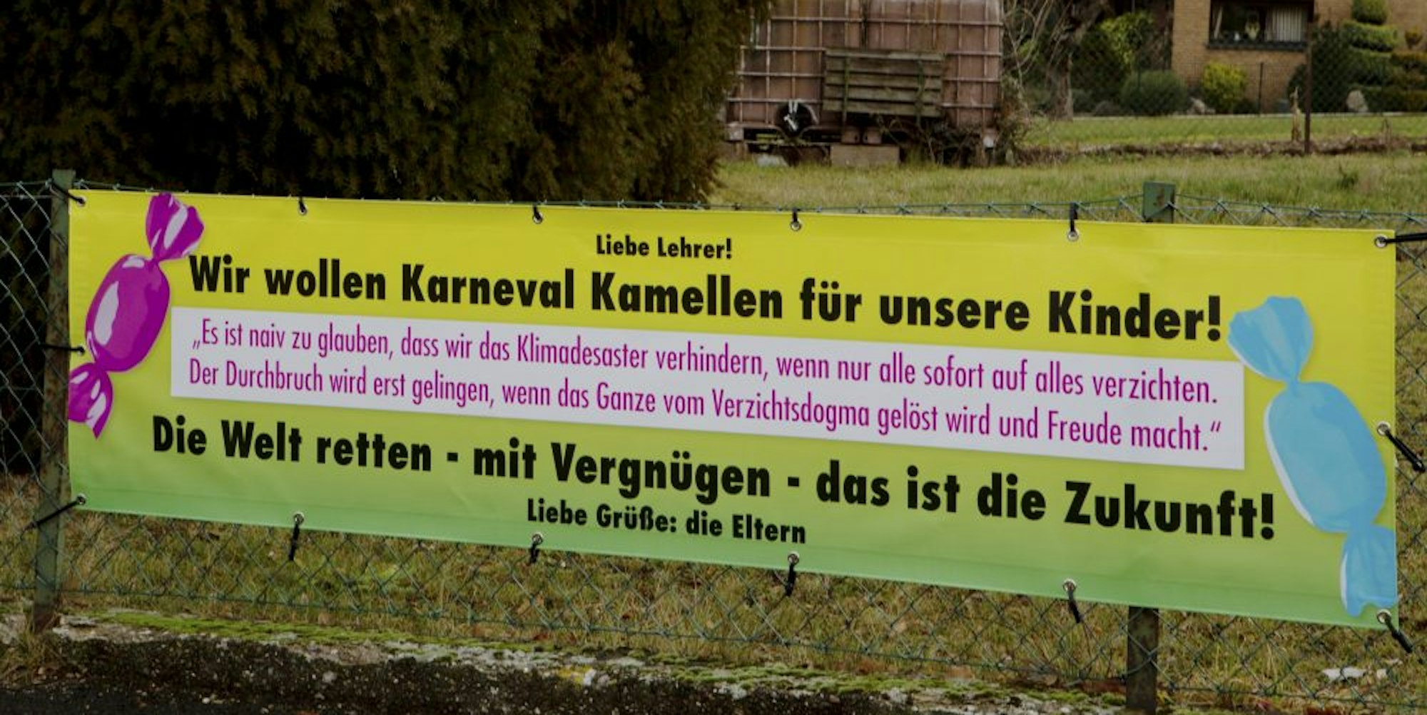 Bürger haben in Kommern ein Plakat aufgehängt, um gegen das Verbot von Kamelle im Kinderzug 2020 zu protestieren.