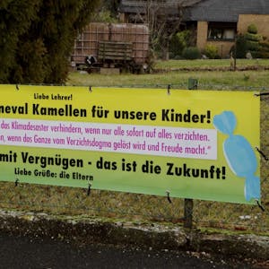 Bürger haben in Kommern ein Plakat aufgehängt, um gegen das Verbot von Kamelle im Kinderzug 2020 zu protestieren.