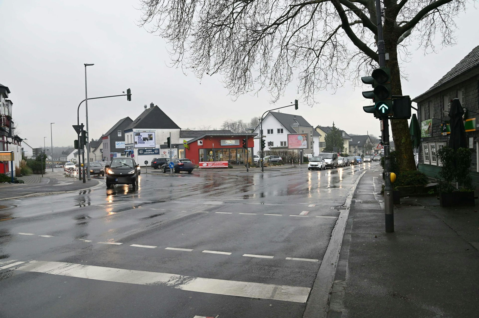 Der Plan einer abknickenden Vorfahrtsstraße in die Kempener Straße, kann nur gelingen, wenn die Stadt auf private Grundstücke zugreift.