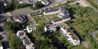 Rund um Schloss Venauen sind bereits Neubauten entstanden – jetzt sollen (etwa im Foto oben rechts) weitere dazukommen.