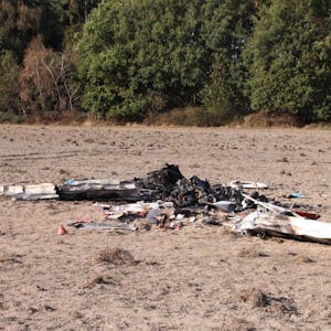 Die Maschine war auf einem Feld gut 150 Meter entfernt von Wohnhäusern zerschellt und ausgebrannt.