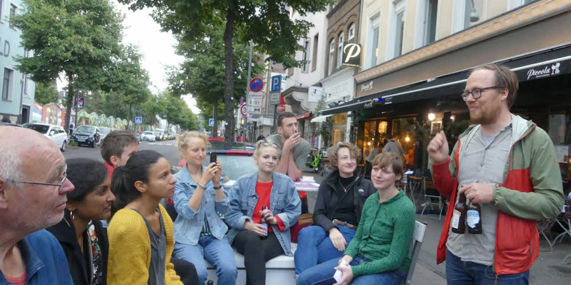 Das Orga-Team traf sich auf der Venloer  Straße gegenüber vom BüZe.