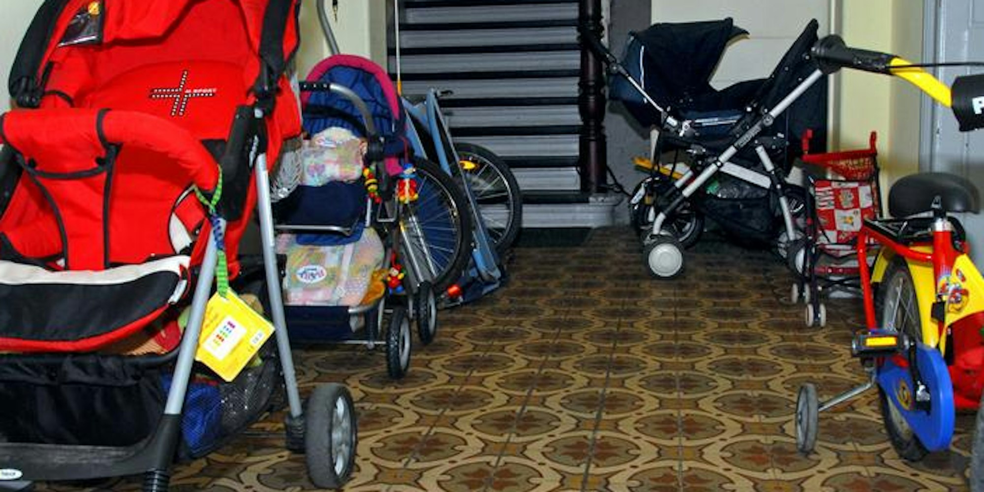 Die Hausordnung kann zum Beispiel regeln, dass keine Schuhregale im Hausflur erlaubt sind. Bestimmungen gegen Kinderwagen sind jedoch unzulässig, wenn es keine zumutbare Alternative gibt.