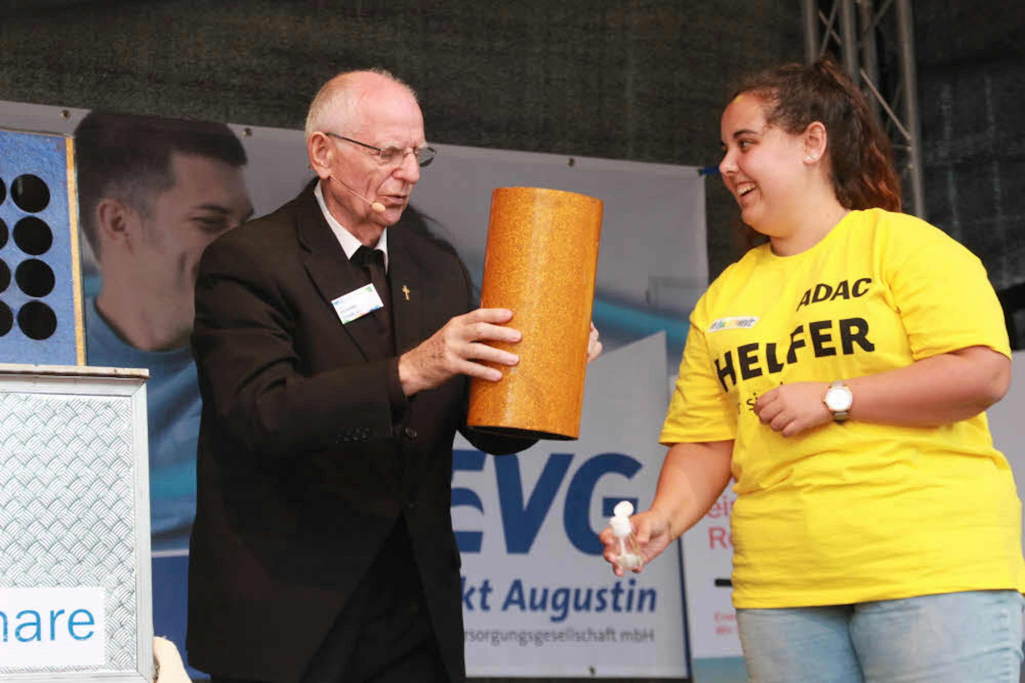 Mit Zaubersalz und Assistentin Veronika: Pater Hermann Bickel gab seine Abschiedsvorstellung.