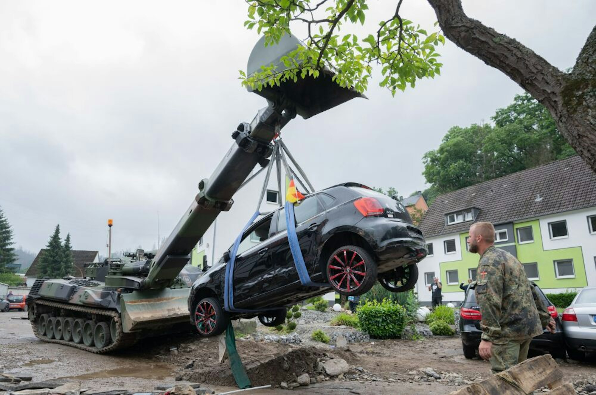 Mit schwerem Gerät ist auch die Bundeswehr in den betroffenen Gebieten im Einsatz.