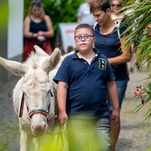 Der neunjährige Alex macht mit Eseldame Veilchen einen Spaziergang