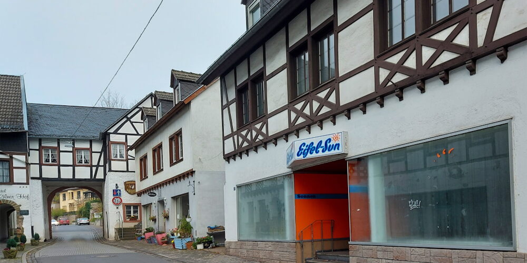 Trauriger Anblick unweit des Georgstores in der Ahrstraße von Blankenheim: Seit Monaten steht dieses große Geschäftslokal leer. Es ist eine von sieben Gewerbeimmobilien entlang der Haupteinkaufsstraße der Gemeinde, die derzeit verwaist sind.