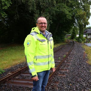 Über die Bahntrasse der Flitsch in Hellenthal soll der Verkehr geführt werden, wenn ab April 2019 die Bundesstraße saniert wird. Bauamts-Chef Markus Rodenbüsch stellte die Pläne vor.