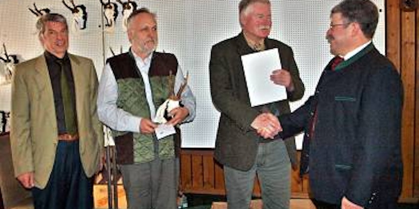 Hegeringleiter Johann Jütten (rechts) gratulierte Wolfgang Krah für 40-jährige Mitgliedschaft im DJV. Ebenfalls anwesend: Rudi Mießeler (links), Vorsitzender der Kreisjägerschaft. (Bild: Klinkhammer)