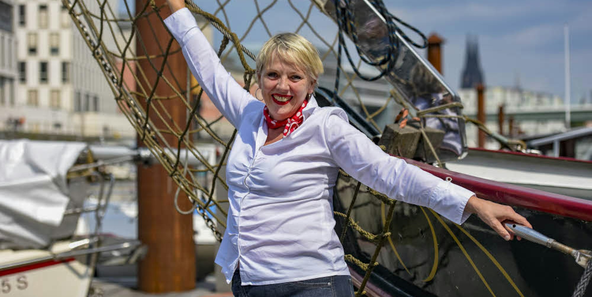 Im Rheinauhafen sucht sich Anne Rixmann Anregungen für ihr Mitsing-Konzert auf der MS Rheinenergie