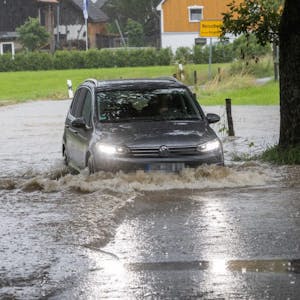 Überflutete Straßen gab es ab dem Nachmittag unter anderem in Marienheide-Wernscheid.
