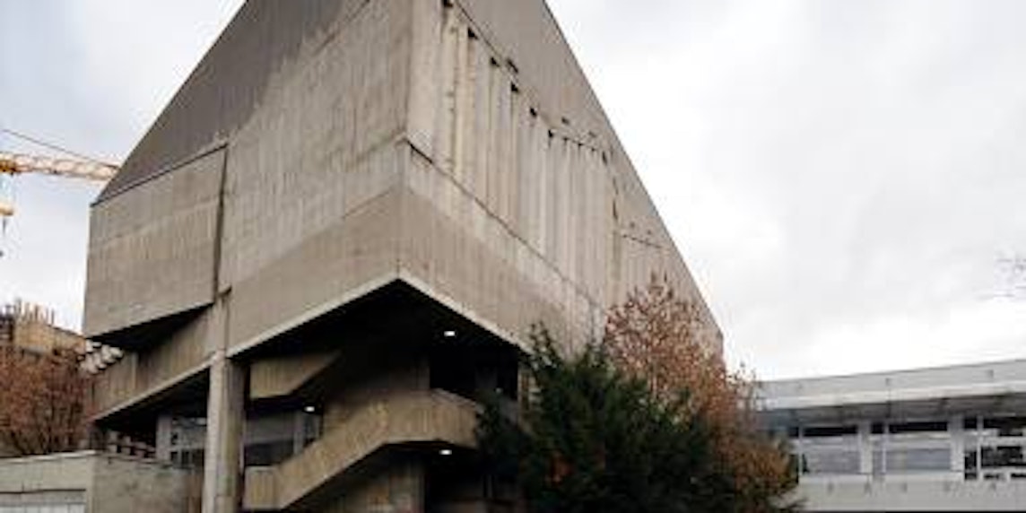 Im April 2012 war es Denkmal des Monats: Das Hörsaal-Gebäude der Universität stammt aus den 1960er Jahren.