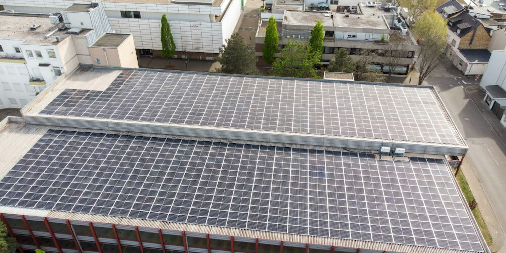 Mehr als zwölf Tonnen wiegt die Solaranlage auf dem Parkhaus an der Euskirchener Spiegelstraße.