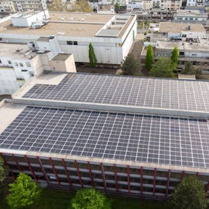 Mehr als zwölf Tonnen wiegt die Solaranlage auf dem Parkhaus an der Euskirchener Spiegelstraße.