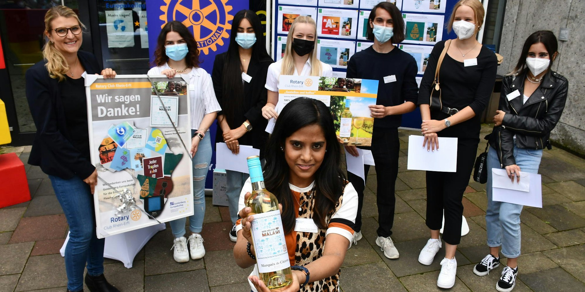 Auf 10.000 Weinflaschen klebt das Etikett, das Ramona Shyamshankar (vorn) für die Hilfsaktion gestaltet hat.