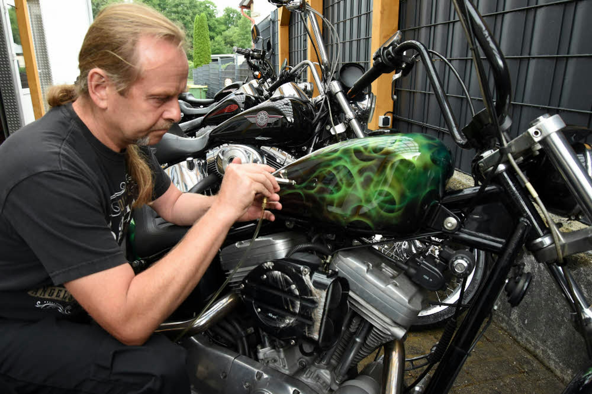 Für die Gestaltung der Motorräder ist der Airbrusher Carsten Kleinbongard zuständig.