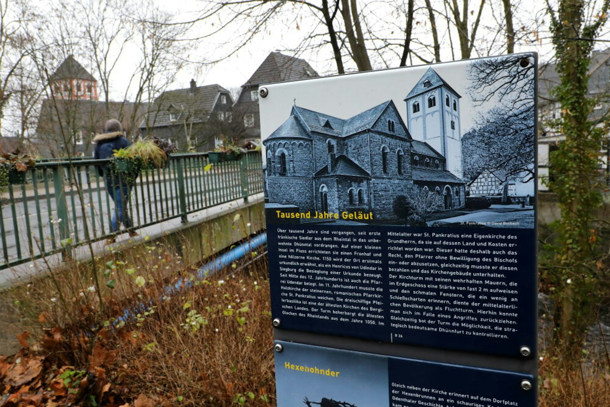 Infotafeln entlang des Dhünnwegs erzählen eine Menge aus der Geschichte von Odenthal und – wie hier – der Kirche St. Pankratius.